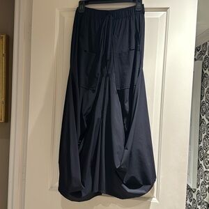 Elastic waist midi length skirt